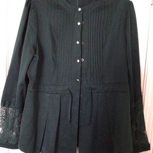 Blouse w/lace on the arms